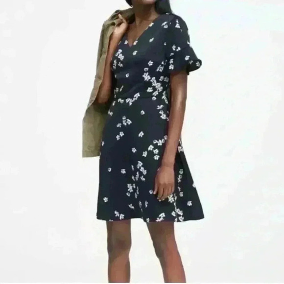Banana Republic  Navy Floral Flutter Sleeve Fit-and-Flare Dress - Size 14 - Picture 1 of 7